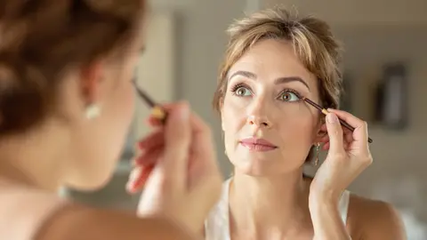 Geen potlood of oogschaduw: deze eyeliner-make-uptechniek accentueert je blik en geeft direct een liftend effect volgens een expert