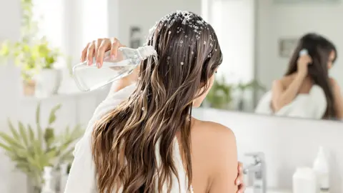 Witte azijn voor het haar: de voordelen en gebruikstips volgens experts in haarverzorging