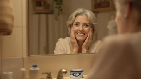 Gebruik je nog steeds de Nivea-crème van je oma? Dit is wat het echt met je huid doet en waarom je twee keer moet nadenken.